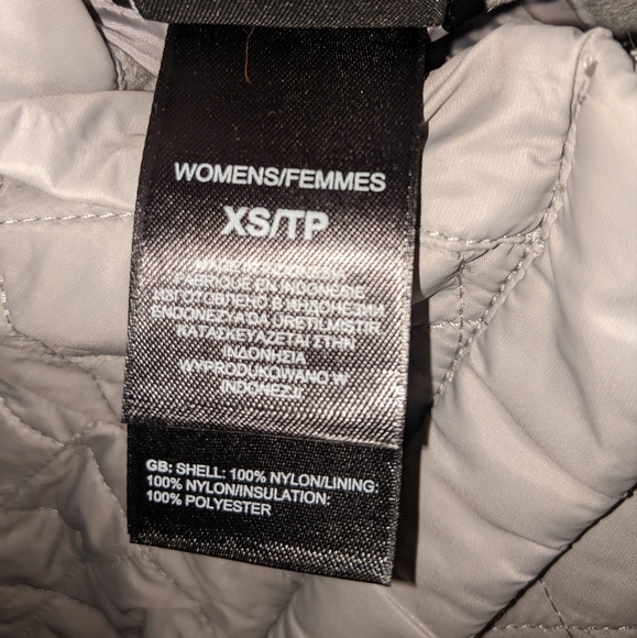 The North Face - Lightweight Quilted Plush Puff Vest C645 | XS | Gray & Red Logo - Picture 11 of 14